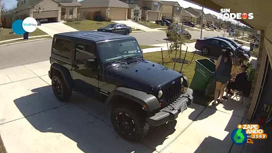 La cómica escena que protagoniza una señora mientras traslada un contenedor de basura La cómica escena que protagoniza una señora mientras traslada un contenedor de basura