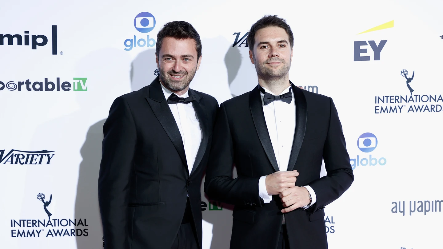Emilio Sánchez Zaballos y Álvaro Carmona, en la ceremonia de los Premios Emmy de 2021 Emilio Sánchez Zaballos y Álvaro Carmona, en la ceremonia de los Premios Emmy de 2021