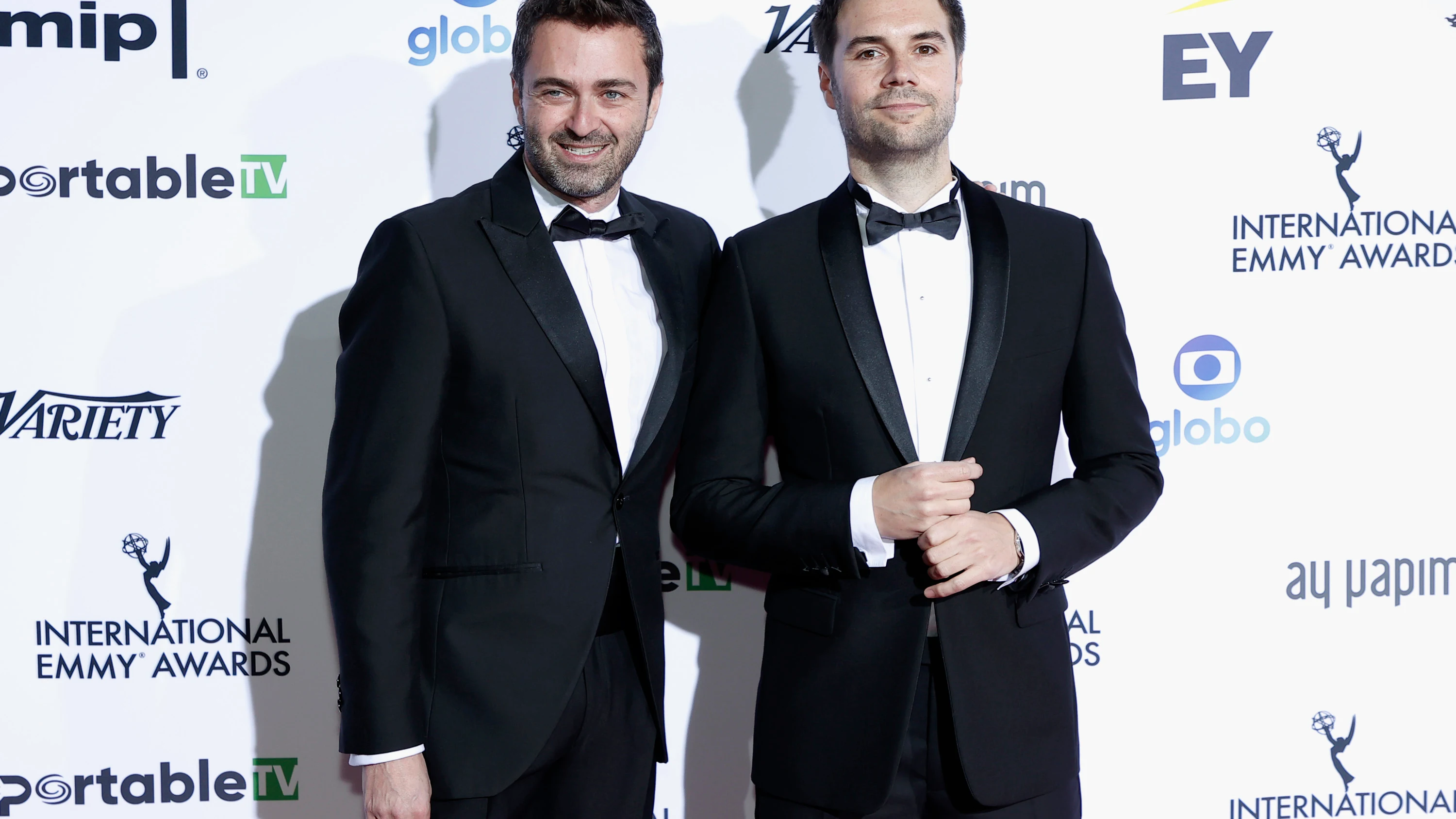 Emilio Sánchez Zaballos y Álvaro Carmona, en la ceremonia de los Premios Emmy de 2021