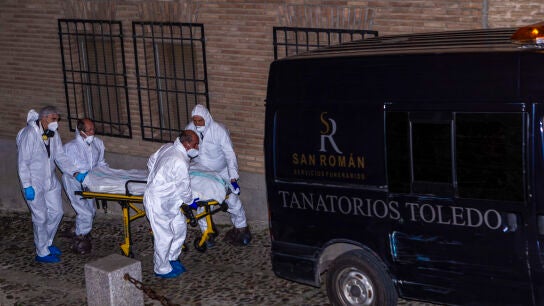 Servicios funerarios trasportan uno de los cad&aacute;veres encontrados en Toledo