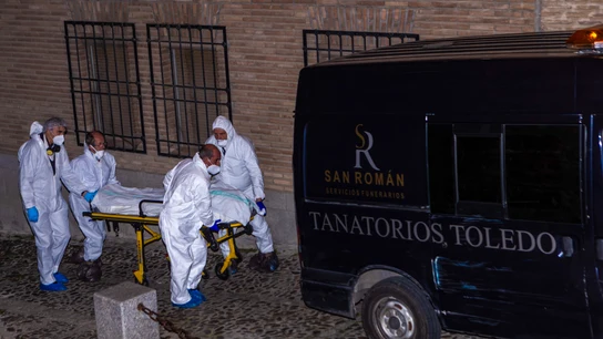 Servicios funerarios trasportan uno de los cadáveres encontrados en Toledo Servicios funerarios trasportan uno de los cadáveres encontrados en Toledo