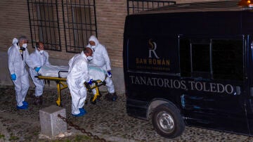 Servicios funerarios trasportan uno de los cadáveres encontrados en Toledo