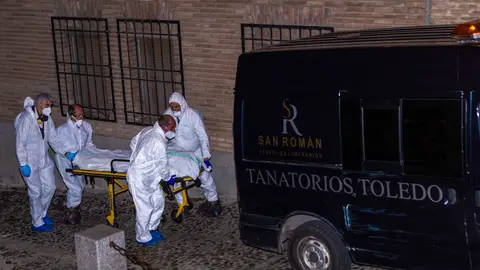 Servicios funerarios trasportan uno de los cadáveres encontrados en Toledo