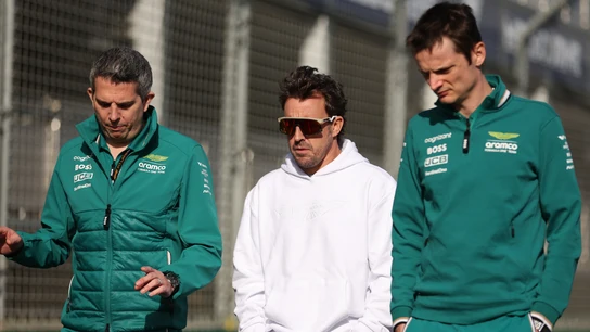 Fernando Alonso con el equipo Aston Martin Fernando Alonso con el equipo Aston Martin