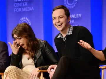 Jim Parsons (Sheldon Cooper) y Mayim Bialik (Amy Farrah Fowler), en Hollywood en 2016