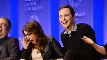 Jim Parsons (Sheldon Cooper) y Mayim Bialik (Amy Farrah Fowler), en Hollywood en 2016