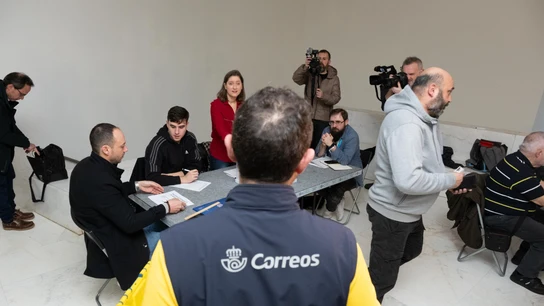 Un trabajador de Correos lleva los votos realizados por correo a la mesa electoral, en el Centro Galego de Arte Contemporáneo (CGAC), a 18 de febrero de 2024. Un trabajador de Correos lleva los votos realizados por correo a la mesa electoral, en el Centro Galego de Arte Contemporáneo (CGAC), a 18 de febrero de 2024.
