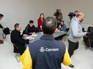 Un trabajador de Correos lleva los votos realizados por correo a la mesa electoral, en el Centro Galego de Arte Contemporáneo (CGAC), a 18 de febrero de 2024. Un trabajador de Correos lleva los votos realizados por correo a la mesa electoral, en el Centro Galego de Arte Contemporáneo (CGAC), a 18 de febrero de 2024.