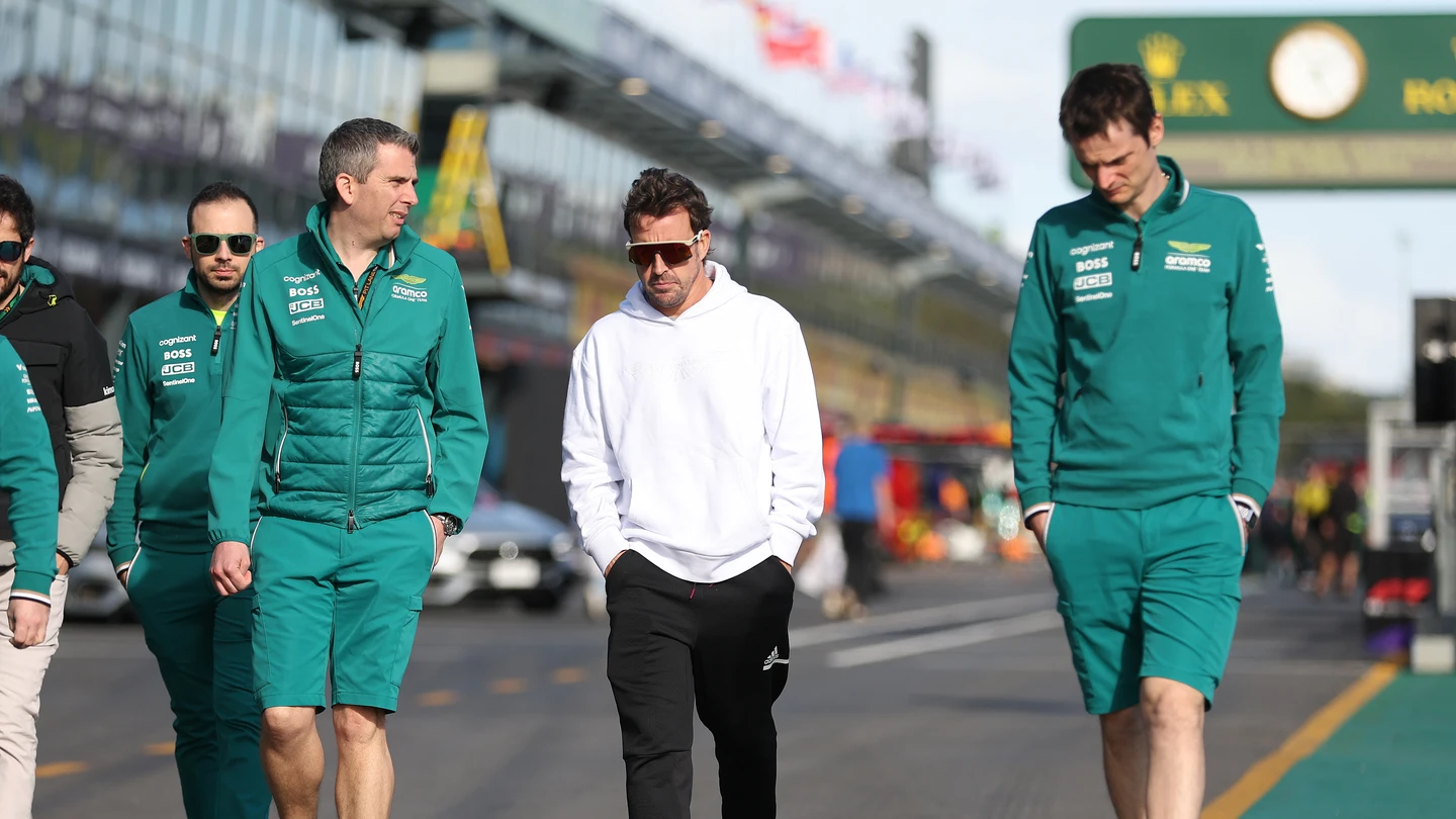 Fernando Alonso con el equipo Aston Martin Fernando Alonso con el equipo Aston Martin