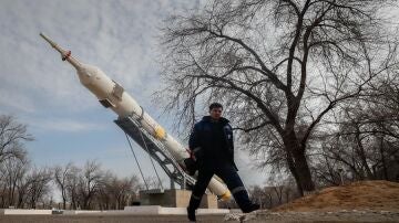 Un hombre pasa junto a un cohete Soyuz instalado como monumento en Baikonur, Kazajstán, 19 de marzo de 2024. 