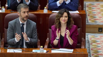 Isabel Díaz Ayuso, en el pleno de Madrid junto a Miguel Ángel García, consejero de Presidencia.
