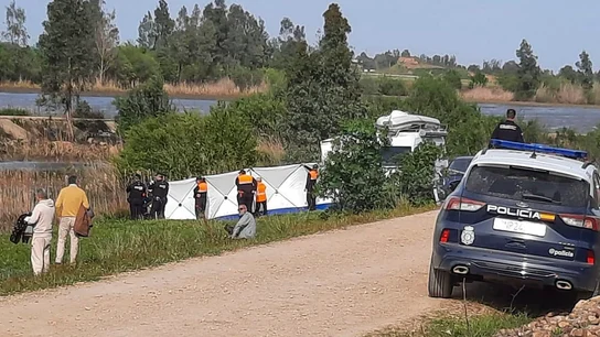 Efectivos de la Policía Nacional en el lugar de búsqueda de un menor en Badajoz Efectivos de la Policía Nacional en el lugar de búsqueda de un menor en Badajoz