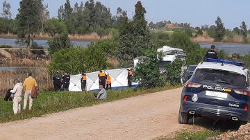 Efectivos de la Policía Nacional en el lugar de búsqueda de un menor en Badajoz