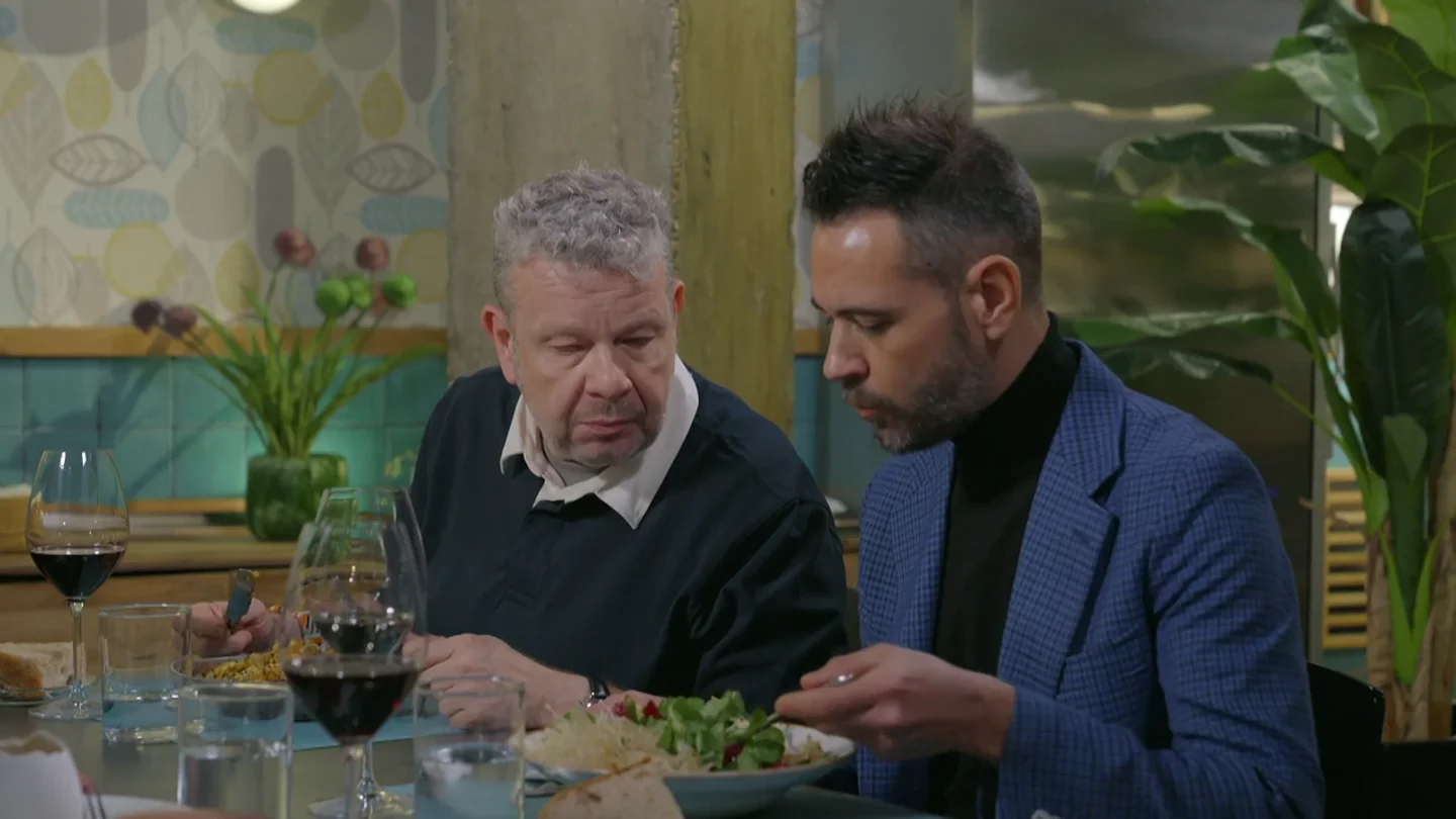 La reacción del gerente del TaraMBana al decirle que su ensalada no tiene alma: "Tendremos que ir al cementerio a hacerla" La reacción del gerente del TaraMBana al decirle que su ensalada no tiene alma: "Tendremos que ir al cementerio a hacerla"