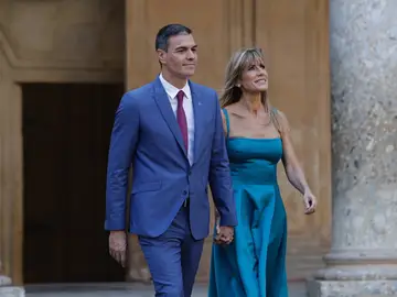 El presidente del Gobierno en funciones, Pedro Sánchez, junto a su mujer, Begoña Gómez.