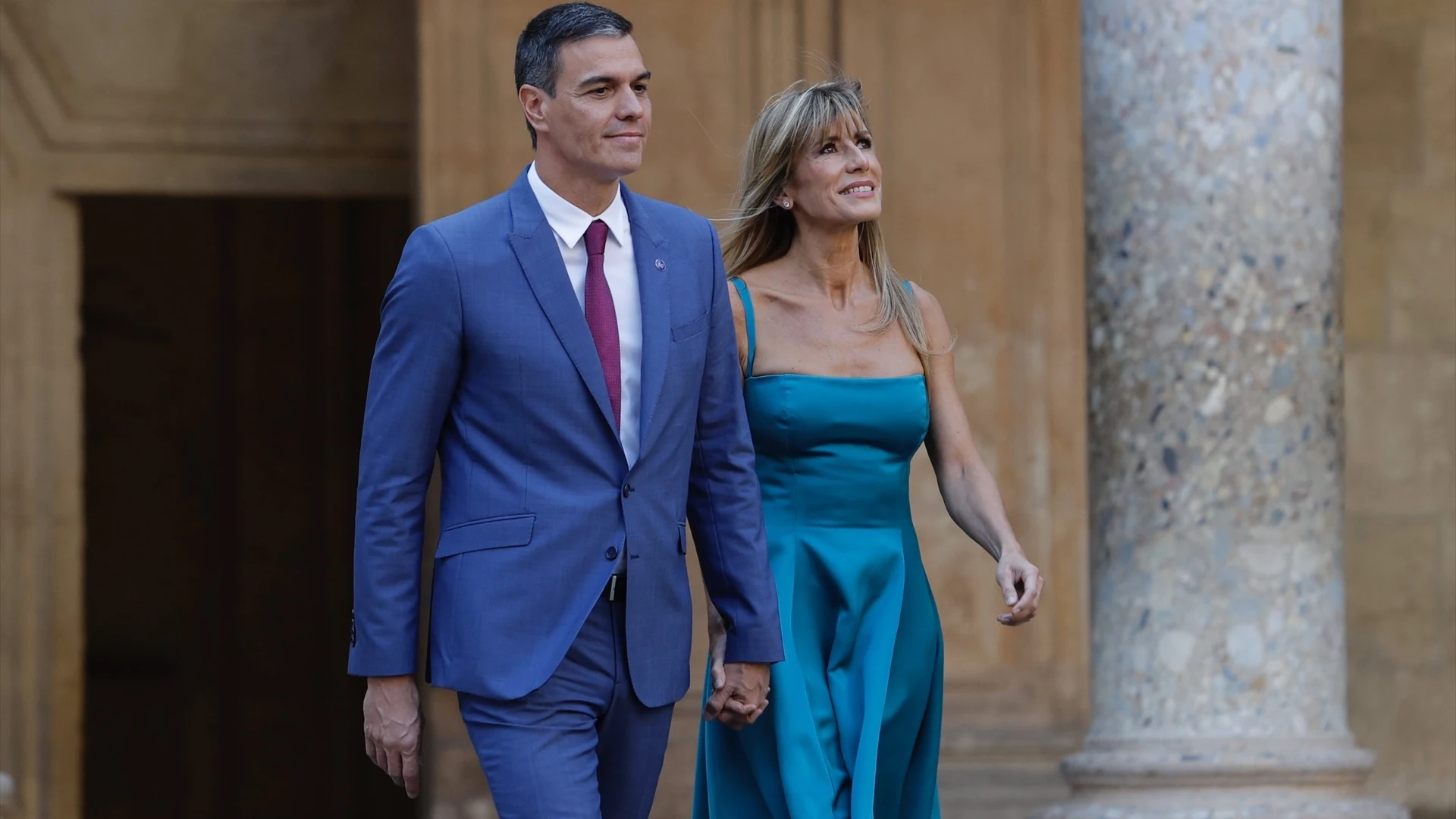 El presidente del Gobierno en funciones, Pedro Sánchez, junto a su mujer, Begoña Gómez.