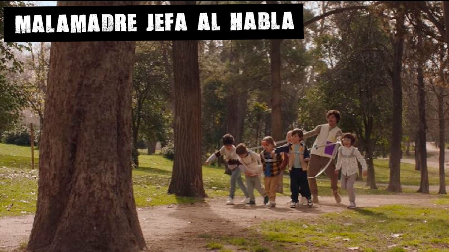 Fotograma de la campa&ntilde;a publicitaria de 'Paseadores de ni&ntilde;os', un servicio falso usado como reclamo.