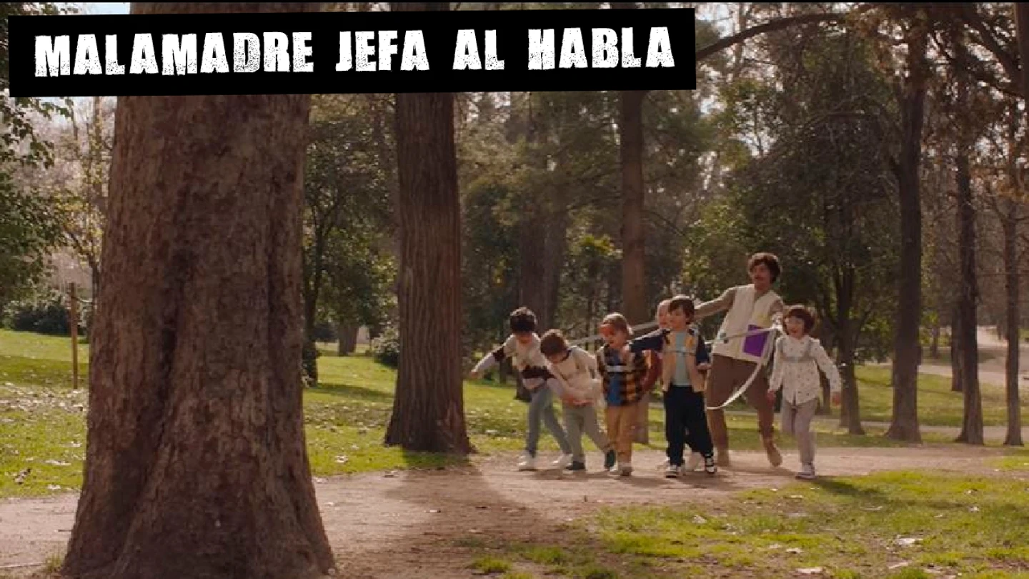 Fotograma de la campaña publicitaria de 'Paseadores de niños', un servicio falso usado como reclamo. Fotograma de la campaña publicitaria de 'Paseadores de niños', un servicio falso usado como reclamo.