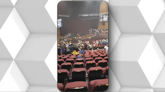 Momento en el que los asaltantes entran en el auditorio de la sala moscovita. Momento en el que los asaltantes entran en el auditorio de la sala moscovita.