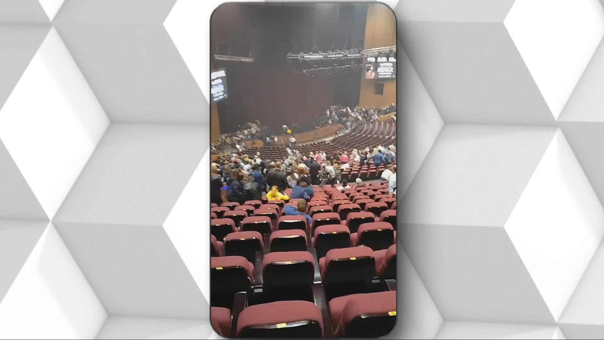Momento en el que los asaltantes entran en el auditorio de la sala moscovita.