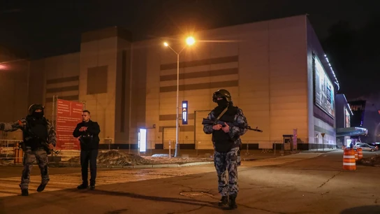 La Policía rusa permanece en guardia cerca a la sala de conciertos en Krasnogorsk, afuera de Moscú La Policía rusa permanece en guardia cerca a la sala de conciertos en Krasnogorsk, afuera de Moscú