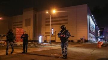 La Policía rusa permanece en guardia cerca a la sala de conciertos en Krasnogorsk, afuera de Moscú