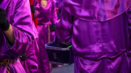 Nazarenos de la Hermandad de la O a su paso por el puente de Triana, a 7 de abril de 2023 en Sevilla (Andalucía, España). Nazarenos de la Hermandad de la O a su paso por el puente de Triana, a 7 de abril de 2023 en Sevilla (Andalucía, España).