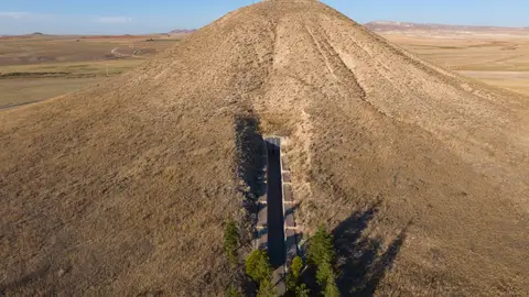 Túmulo funerario del Rey Midas en la ciudad de Gordion, en Ankara (Turquía). Túmulo funerario del Rey Midas en la ciudad de Gordion, en Ankara (Turquía).