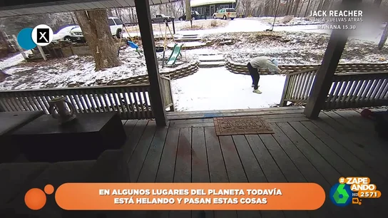Los cómicos movimientos de un chico al salir de su casa por culpa de la nieve Los cómicos movimientos de un chico al salir de su casa por culpa de la nieve