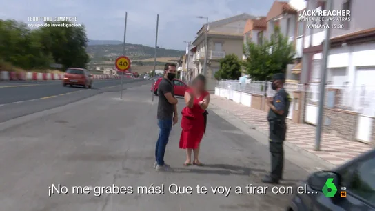 El enfado de una mujer con enganche de luz ilegal El enfado de una mujer con enganche de luz ilegal