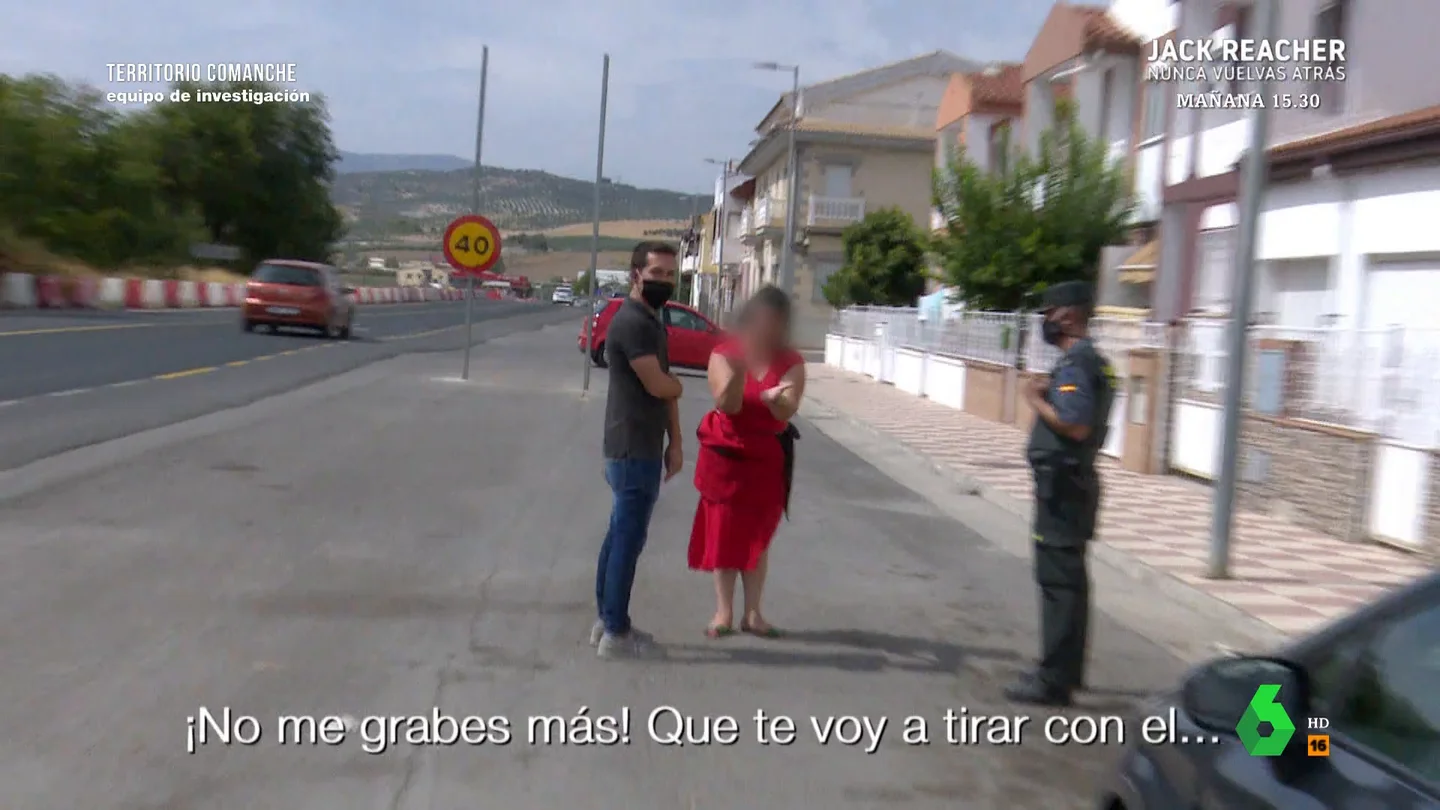 El enfado de una mujer con enganche de luz ilegal El enfado de una mujer con enganche de luz ilegal