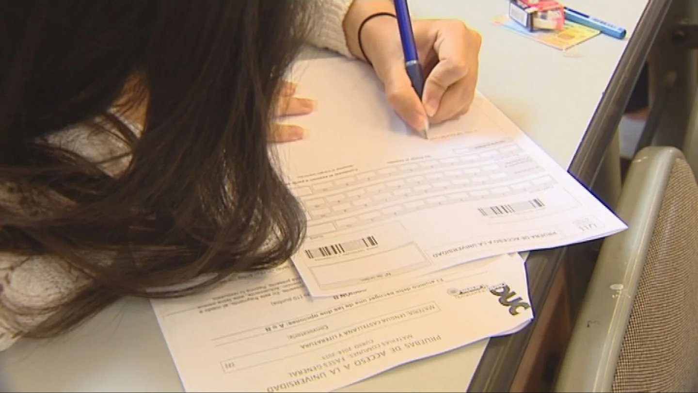 Una persona realiza un examen Una persona realiza un examen