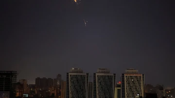 Se ve una explosión de un misil en el cielo sobre Kyiv durante un ataque con misiles rusos