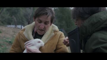 Albert Pla 'caza' a un conejo con Jordi Évole: "¡No le hagas daño!"