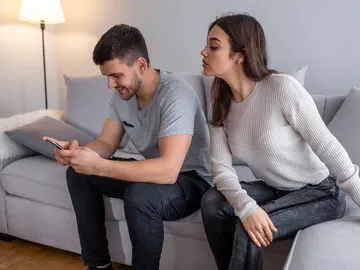 Una mujer espía la conversació del móvil de si pareja Una mujer espía la conversació del móvil de si pareja