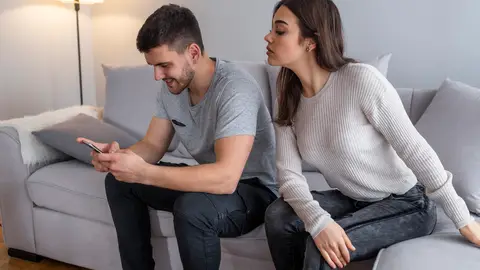 Una mujer espía la conversació del móvil de si pareja Una mujer espía la conversació del móvil de si pareja