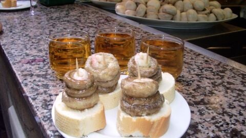 Típica tapa (champiñones), servida en un bar (Bar Ángel) en la Calle del Laurel de Logroño.