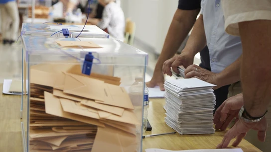 Una mesa electoral comienza a contabilizar los votos en una fotografía de archivo. Una mesa electoral comienza a contabilizar los votos en una fotografía de archivo.