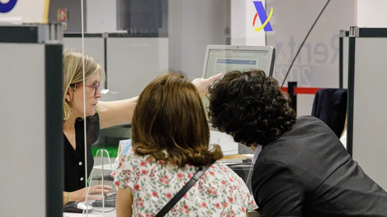 Varias personas son atendidas en la Agencia Tributaria para presentar la declaración de la renta correspondiente al ejercicio de 2022, en la Administración de Hacienda de Montalbán, a 1 de junio de 2023, en Madrid (España). Varias personas son atendidas en la Agencia Tributaria para presentar la declaración de la renta correspondiente al ejercicio de 2022, en la Administración de Hacienda de Montalbán, a 1 de junio de 2023, en Madrid (España).