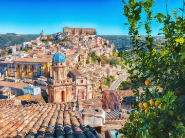 Amanecer en la antigua ciudad barroca de Ragusa Ibla en Sicilia