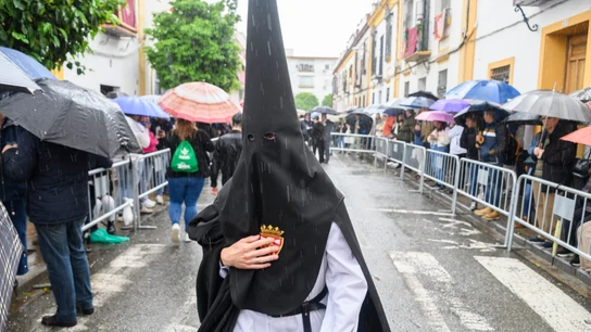 Un nazareno de la hermandad de Santa Genoveva, una de las nueve cofradías que salen en procesión el Lunes Santo en Sevilla, se dirige a su templo este lunes en el que no procesionará tras la decisión tomada debido a la lluvia que desde primera hora de la mañana cae en la capital andaluza. Un nazareno de la hermandad de Santa Genoveva, una de las nueve cofradías que salen en procesión el Lunes Santo en Sevilla, se dirige a su templo este lunes en el que no procesionará tras la decisión tomada debido a la lluvia que desde primera hora de la mañana cae en la capital andaluza.