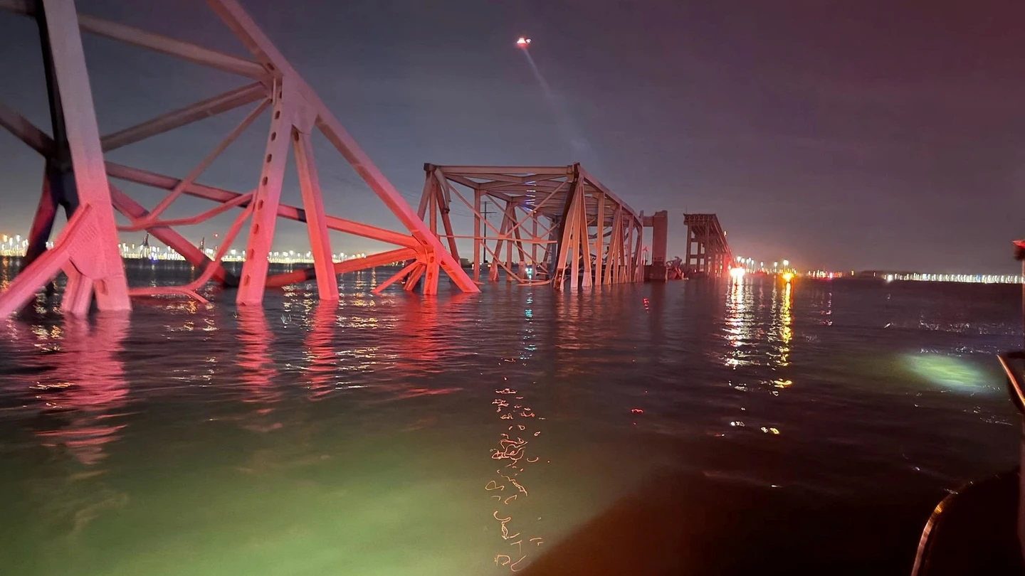 Imagen de los restos del puente de Baltimore tras derrumbarse en el río Imagen de los restos del puente de Baltimore tras derrumbarse en el río