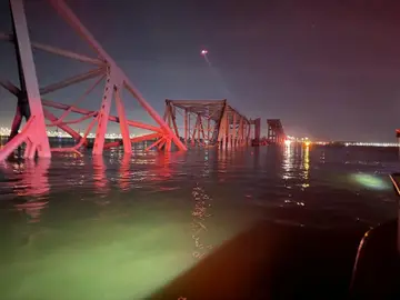 Imagen de los restos del puente de Baltimore tras derrumbarse en el río