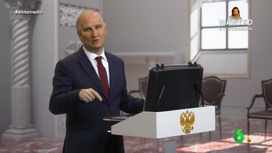 Así se convirtió Joaquín Reyes en 'Vladimir Putin' para apretar el 'botón nuclear' El Intermedio recupera la imitación de Joaquín Reyes de Vladimir Putin donde se reencontraba con el oso de sus fotos manipuladas, organizaba una cena de "villanos antidemócratas" y desvelaba por qué quiere invadir Ucrania y otros países.