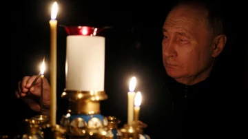 Putin enciende una vela en memoria de las víctimas del ataque de Moscú