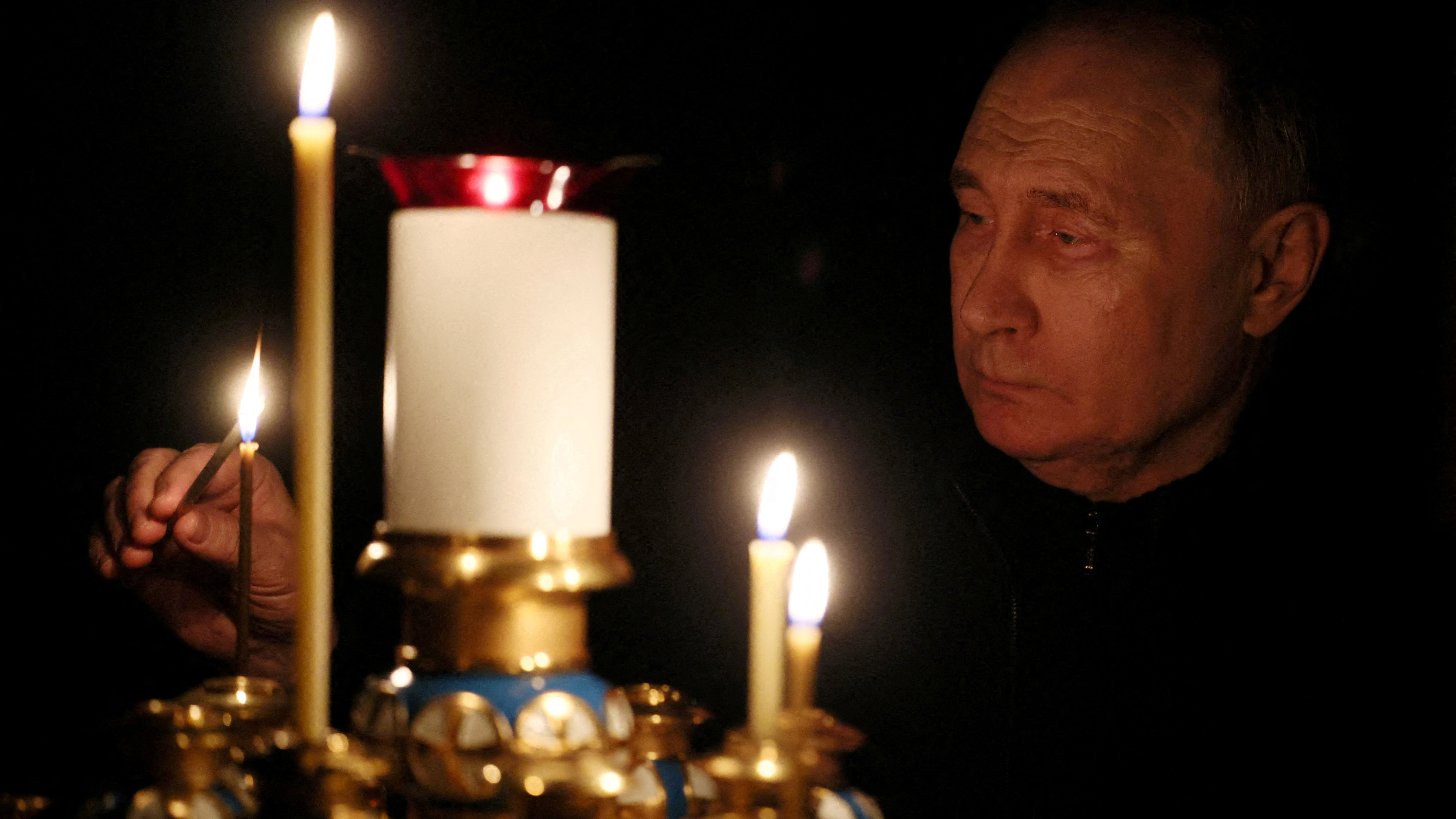 Putin enciende una vela en memoria de las víctimas del ataque de Moscú