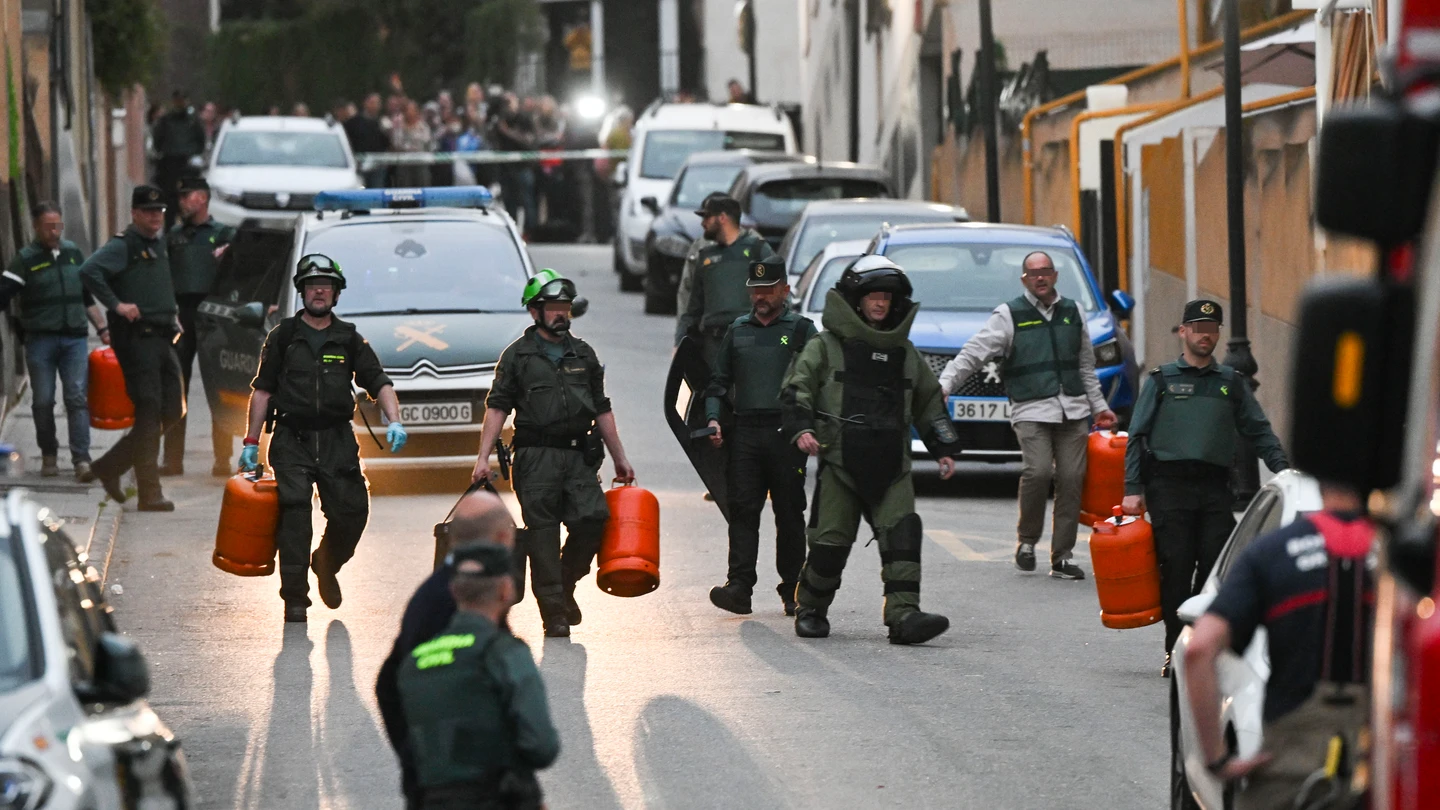 Especialistas del Tédax (Técnico Especialista en Desactivación de Artefactos Explosivos) y miembros del cuerpo de bomberos retiran las bombonas de butano con las que se había atrincherado un vecino de Las Gabias, Granada Especialistas del Tédax (Técnico Especialista en Desactivación de Artefactos Explosivos) y miembros del cuerpo de bomberos retiran las bombonas de butano con las que se había atrincherado un vecino de Las Gabias, Granada
