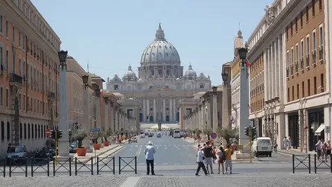 Vista de la cúpula de la basílica de San Pedro en Ciudad del Vaticano Vaticano