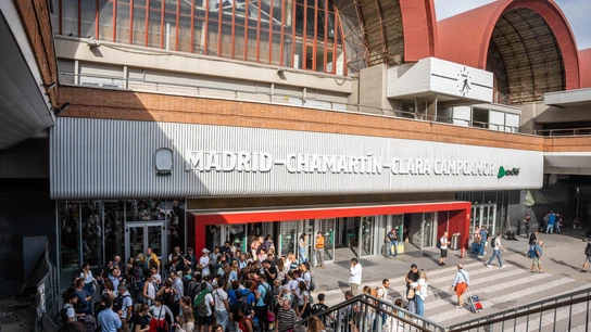 Un grupo de personas a las puertas de la estación del tren de Chamartín con motivo de la incidencia producida en un tren Alicante-Madrid Chamartín, en la estación de Chamartín, a 13 de octubre de 2023, en Madrid (España).  Un grupo de personas a las puertas de la estación del tren de Chamartín con motivo de la incidencia producida en un tren Alicante-Madrid Chamartín, en la estación de Chamartín, a 13 de octubre de 2023, en Madrid (España).