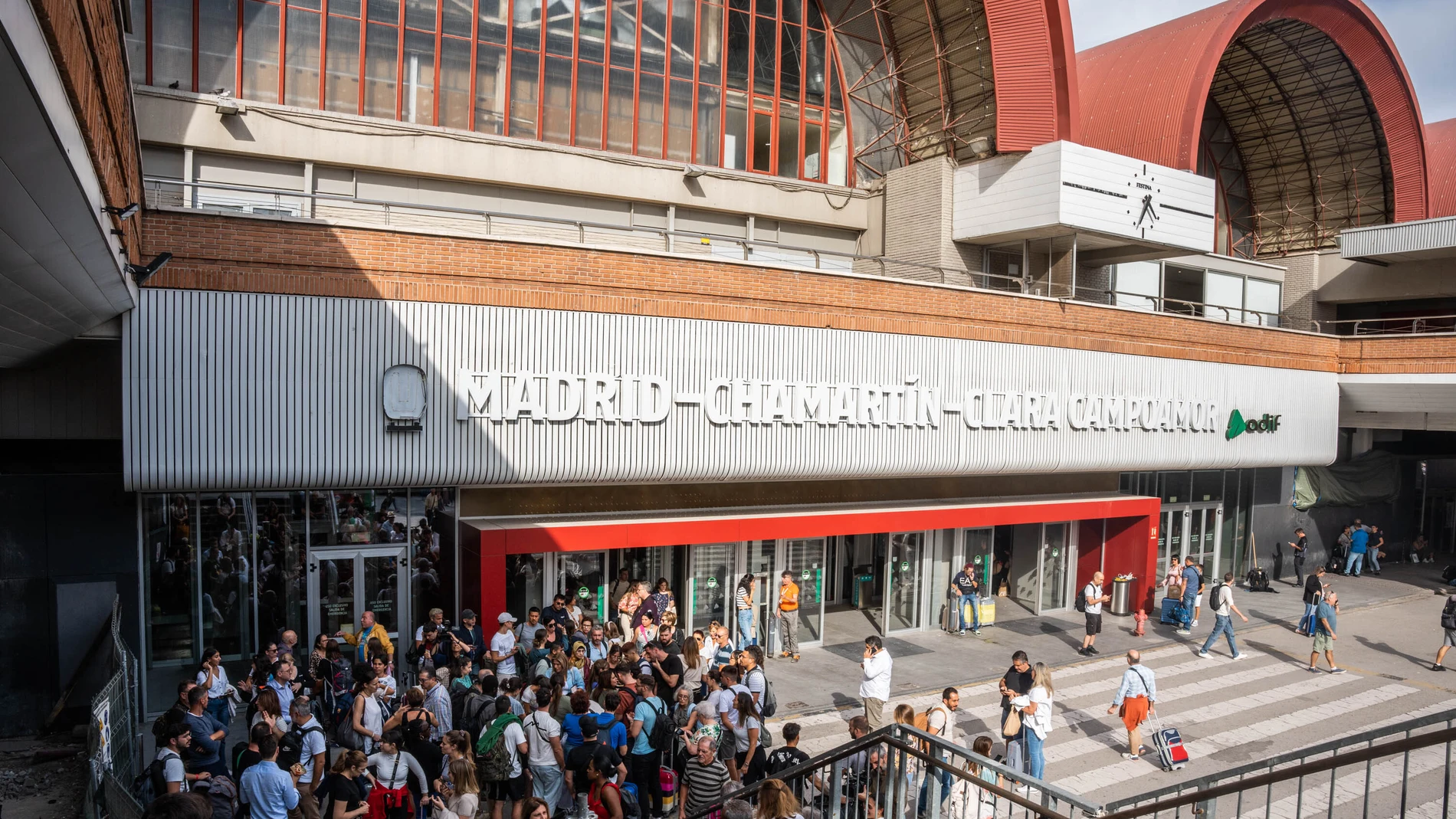 Un grupo de personas a las puertas de la estación del tren de Chamartín con motivo de la incidencia producida en un tren Alicante-Madrid Chamartín, en la estación de Chamartín, a 13 de octubre de 2023, en Madrid (España). 
